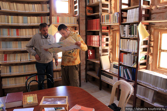 В монастырской библиотеке Мар-Муса-аль-Хабаси, Сирия
