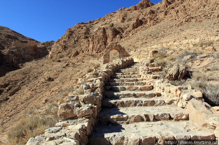 Парадная лестница к монастырю Мар-Муса-аль-Хабаси, Сирия