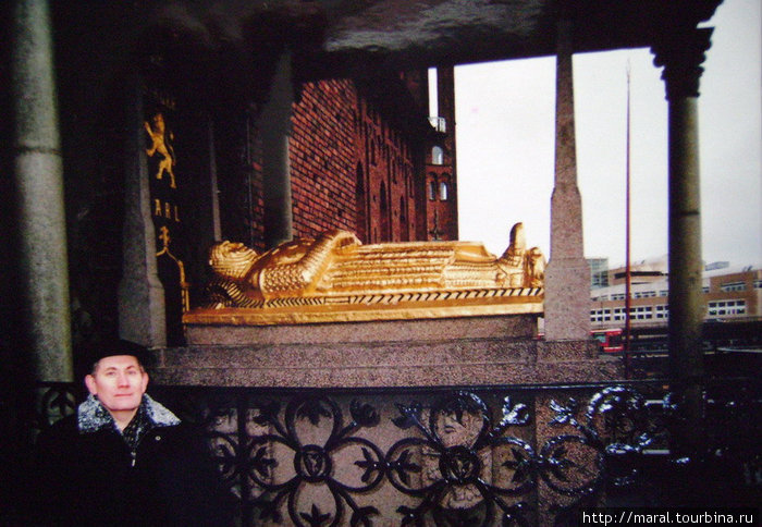 Стокгольм, декабрь 2007. Возле позолоченного саркофага шведского ярла Биргера можно освежить в памяти яркие страницы отечественной истории