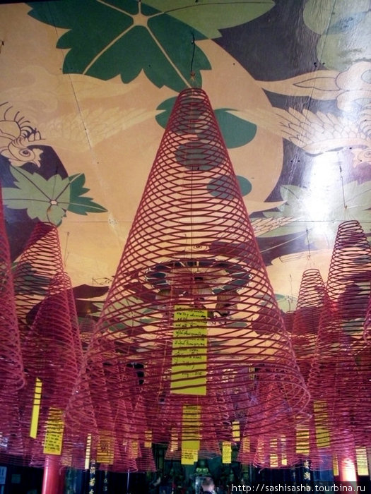 Вместо свечей гигантские тлеющие спирали подвешены под потолком. Хойан, Вьетнам