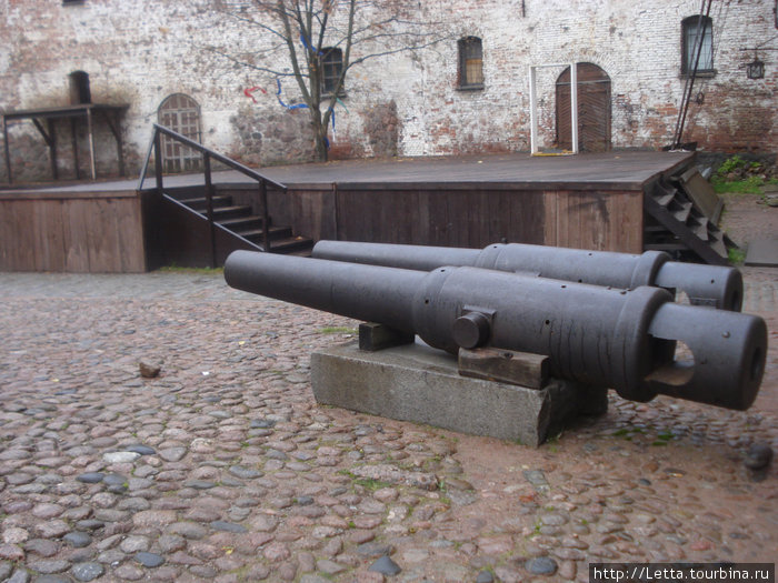 Пушки во дворе замка Выборг, Россия