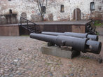 Пушки во дворе замка