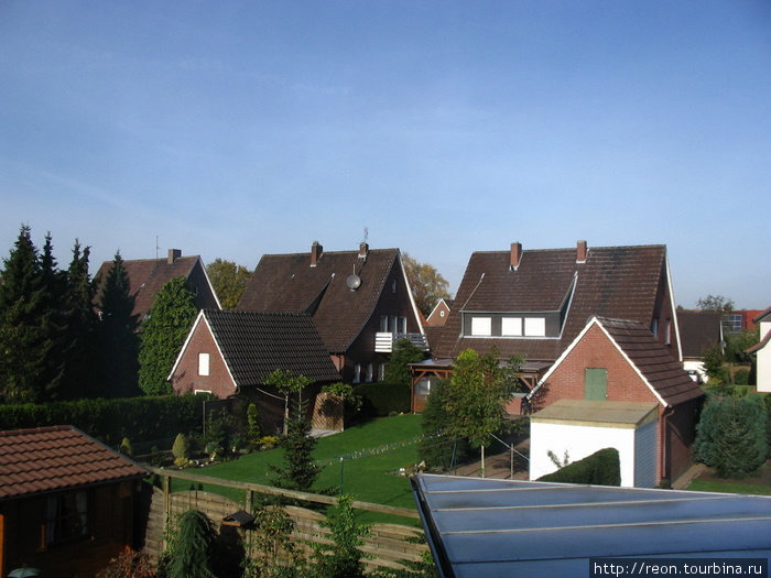 Такими домиками с коричневой черепичной крышей застроена большая часть города Фреден, Германия