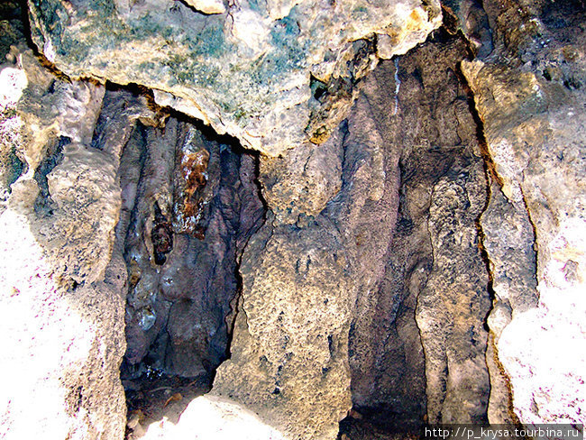 Мини-пещеры у Чертова моста Воротанское ущелье, Армения