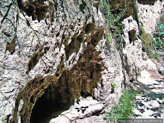 Мини-пещеры у Чертова моста