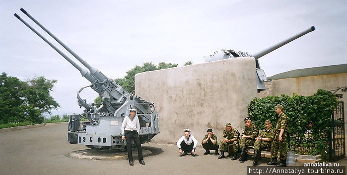 Потом мы обозрели Владивостокскую крепость, которую умные военные люди построили для защиты от грозивших напасть на нас китайцев и японцев. Владивосток, Россия