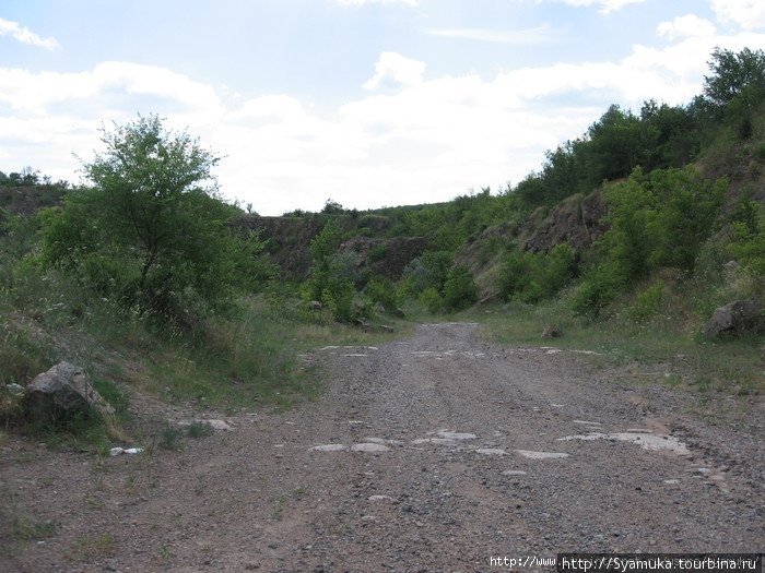 ... вдоль берега шла довольно широкая дорога. И вдруг она раздвоилась... Мы решили исследовать местность, и пошли левее, отклоняясь от реки. Вскоре дорога завернула еще левее, и пошла под уклон... Первомайск, Украина