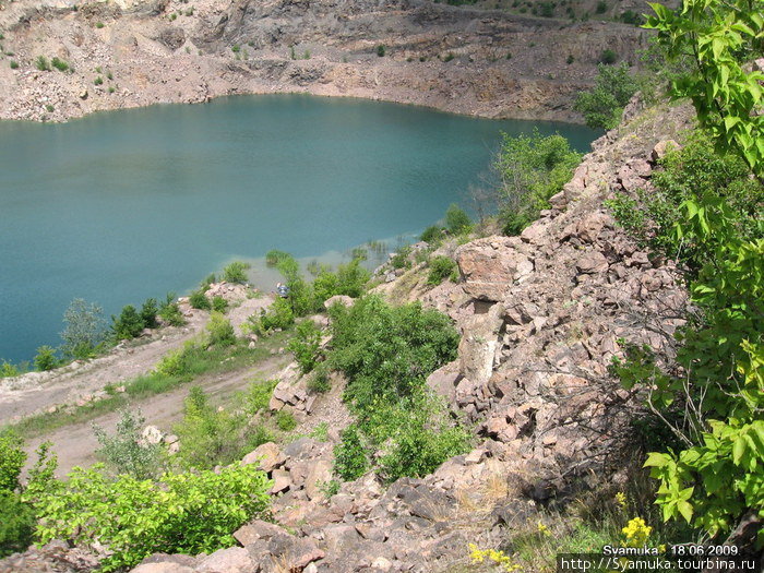 Летом, когда спадает полуденная жара, многие здесь купаются, ныряют, греются на камнях, принимают радоновые ванны. Первомайск, Украина