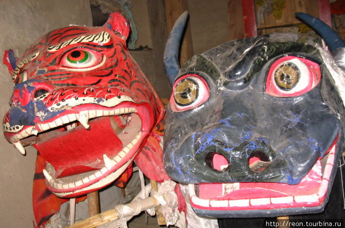 Эти страшные головы используются как карнавальные маски во время буддистских праздников. Размер каждой — метр в ширину! Провинция Ганьсу, Китай