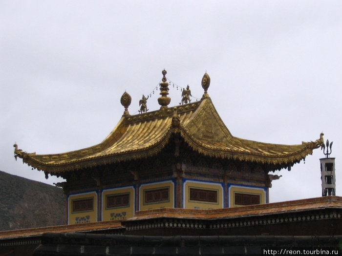Монастырь Лабранг весьма богат — может позволить себе покрыть крыши золотом Провинция Ганьсу, Китай