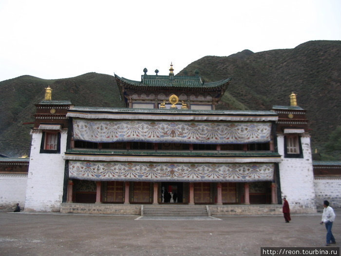 Фасад главного храма монастыря. На плошади перед ним могут разместиться несколько тысяч человек. Провинция Ганьсу, Китай