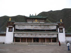 Фасад главного храма монастыря. На плошади перед ним могут разместиться несколько тысяч человек.