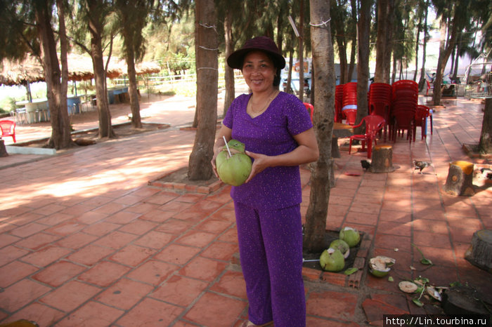 дама с кокосом Фантхиет, Вьетнам