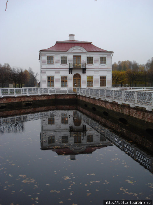Дворец Марли и секторный пруд Петергоф, Россия