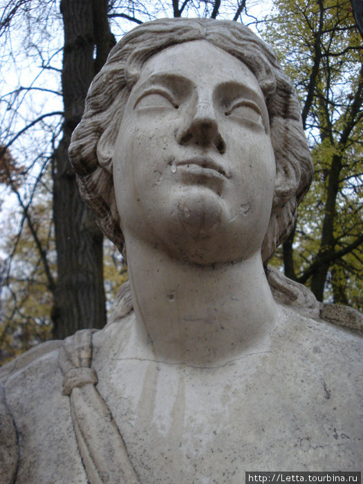 Слезы (капли дождя) на женском каменном лице Петергоф, Россия