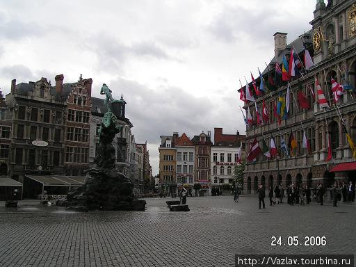 На площади Антверпен, Бельгия