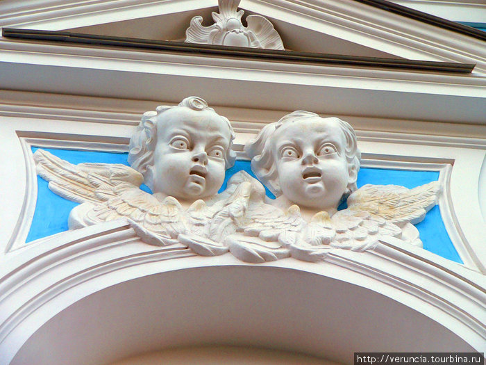 Испуганные ангелы на Смольном соборе. Санкт-Петербург, Россия