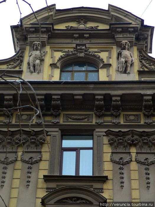 И пухленькие милые ангелочки, украшающие дом на Малой Конюшенной. Санкт-Петербург, Россия
