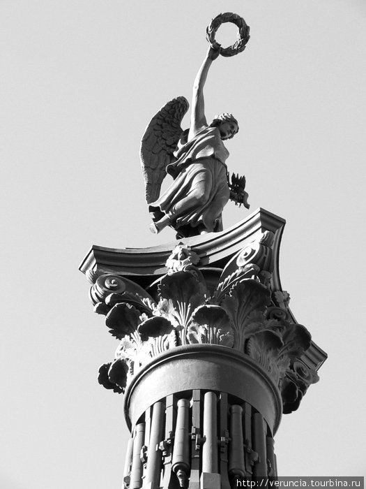 Колонна Славы(тихий ангел) у горевшего Троице-Измайловского собора на Техноложке. Санкт-Петербург, Россия
