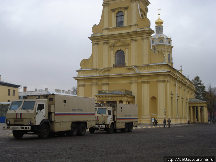Машины инкассации банка России перед собором Санкт-Петербург, Россия