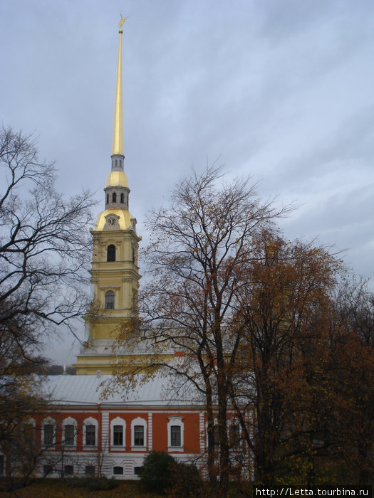Комендантский дом и шпиль собора Санкт-Петербург, Россия