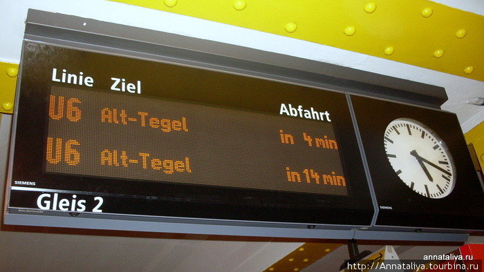 Всегда есть перронные часы со стрелками и табло со временем прихода следующего поезда. А на S-Bahn еще и расписание. Берлин, Германия