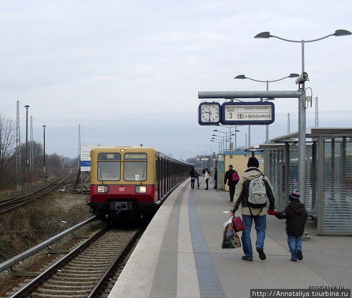 ...а S-Bahn — красно-желтые или красно-синие. Берлин, Германия