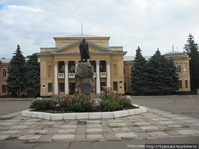 Памятник В. Ленину на площади горда перед Домом культуры. Первомайск, Украина