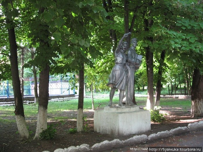 Скульптура на главной аллее парка. Первомайск, Украина