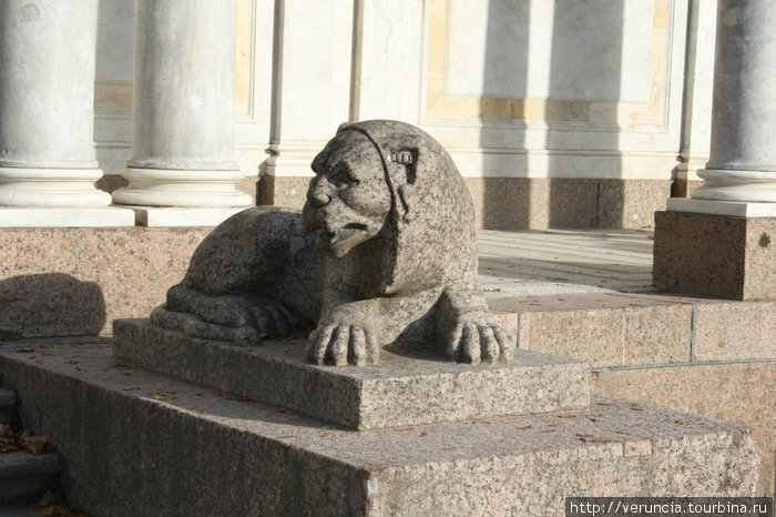 А этот лев чем-то напоминающий сказочного пса охраняет павильон в Петродворце. Санкт-Петербург, Россия