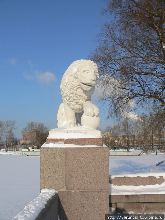 Лев у пристани на Елагином острове. Санкт-Петербург, Россия