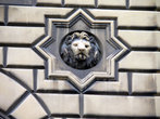 Суровый лев на доме 38 — Жилой дом Штаба гвардейского корпуса на Миллионной улицы.