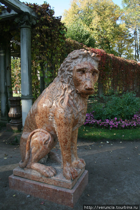 Лев, охраняющий перголлу в Екатерининском парке. Санкт-Петербург, Россия