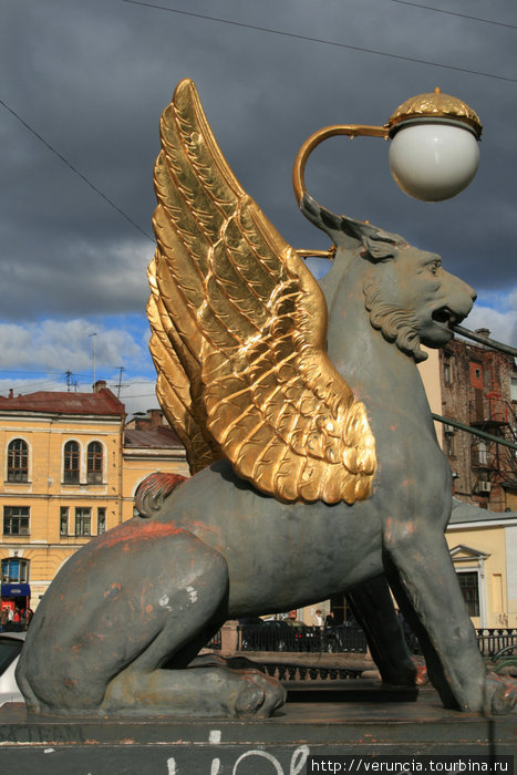 Грифон с золотыми крыльями на Банковском мосту. Санкт-Петербург, Россия