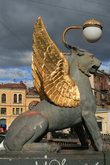 Грифон с золотыми крыльями на Банковском мосту.