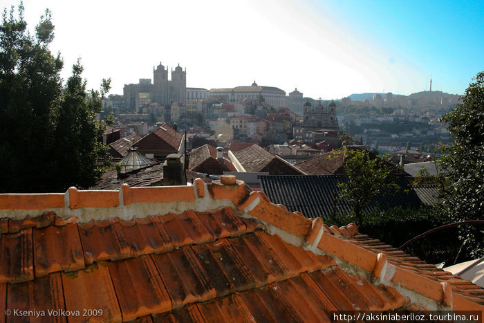 вид на город из окон хостела Порту, Португалия