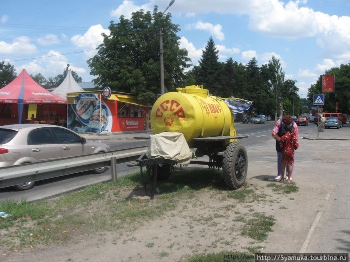 Бочка с квасом и советской символикой на автовокзале. Первомайск, Украина