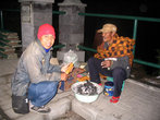 Рано утром на высоте 2 270 метров очень холодно даже в Индонезии. Местные жители греются над тазами с углями