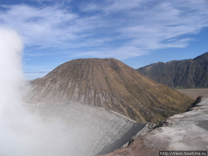 На бровке кратера Семеру. Слева виден дым, подымающийся из жерла, по центру — Баток, а слева кусочек дна кальдеры и гора, откуда смотрют восход Бромо-Тенггер-Семеру Национальный Парк, Индонезия