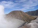На бровке кратера Семеру. Слева виден дым, подымающийся из жерла, по центру — Баток, а слева кусочек дна кальдеры и гора, откуда смотрют восход