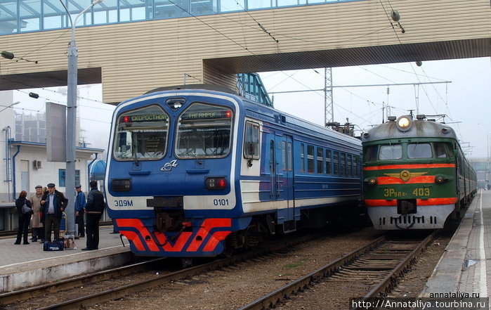 В Новочеркасск из Ростова-на-Дону шла та электричка, которая справа. Новочеркасск, Россия