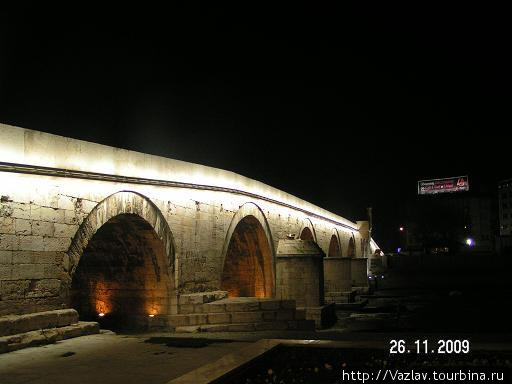 Мост смотрится очень впечатляюще Скопье, Северная Македония