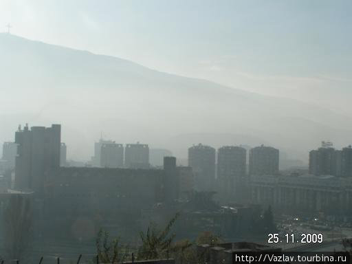 Город тает в дымке Скопье, Северная Македония
