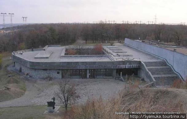 В северной части острова находится музей Запорожского казачества. Запорожье, Украина