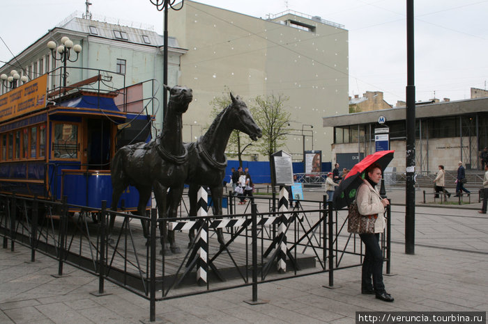 Кони возле метро Василеостровская. Санкт-Петербург, Россия