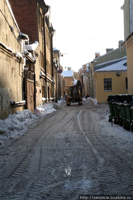 В этот день на Ваське убирали снег и скалывали сосульки. Остров ревел тракторами и звенел ледяными глыбами, падающими с домов. Санкт-Петербург, Россия
