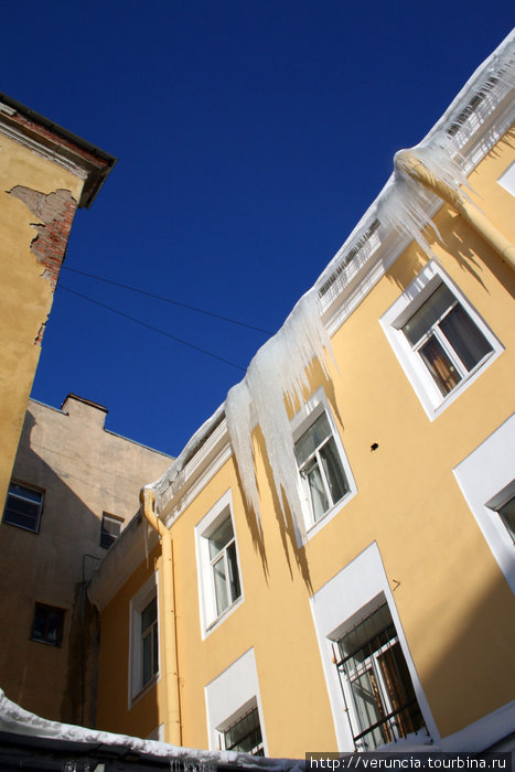 Неровные крыши украшены сосульками. Санкт-Петербург, Россия