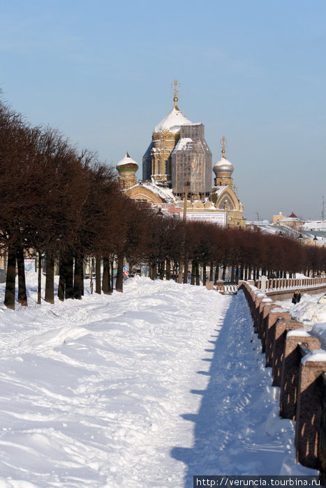 Набережная вид на храм Богородицы. Санкт-Петербург, Россия