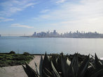 Вид из Алькатраса на Сан-Франциско. 
Что называется — веслом подать...