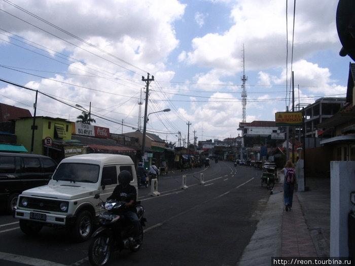 Движение хоть и оживленное, но улицу перейти реально Джокьякарта, Индонезия